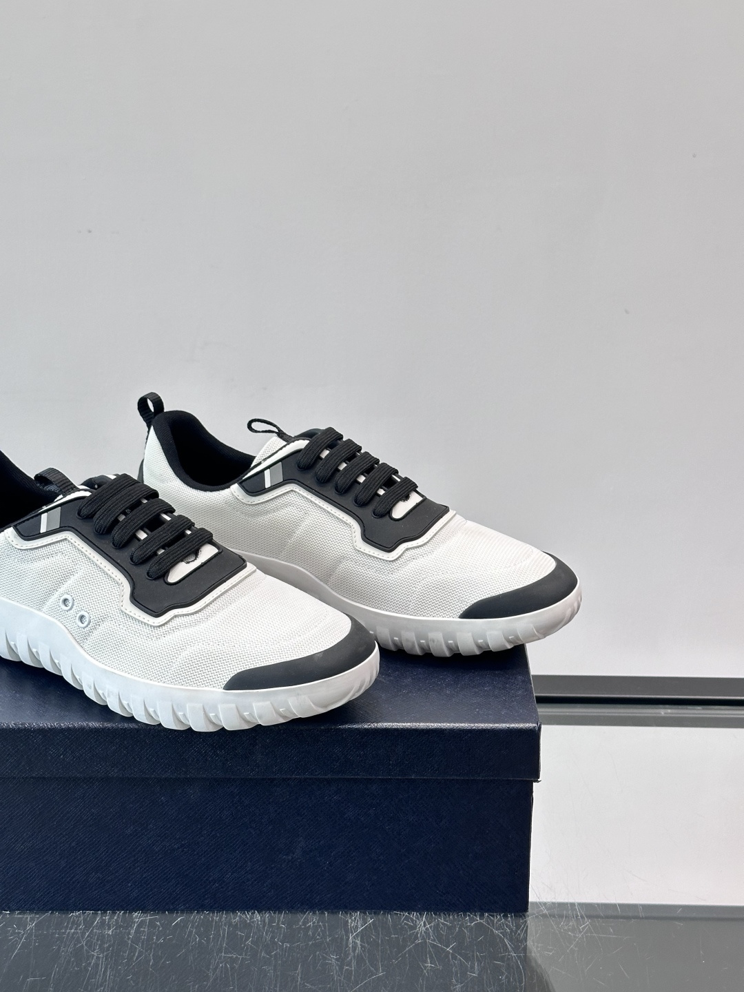 Prada男士运动鞋。简约又时尚，鞋面是透气网布。舒适又耐穿。锯齿状橡胶鞋底，抓地力和耐磨性都很棒，日常