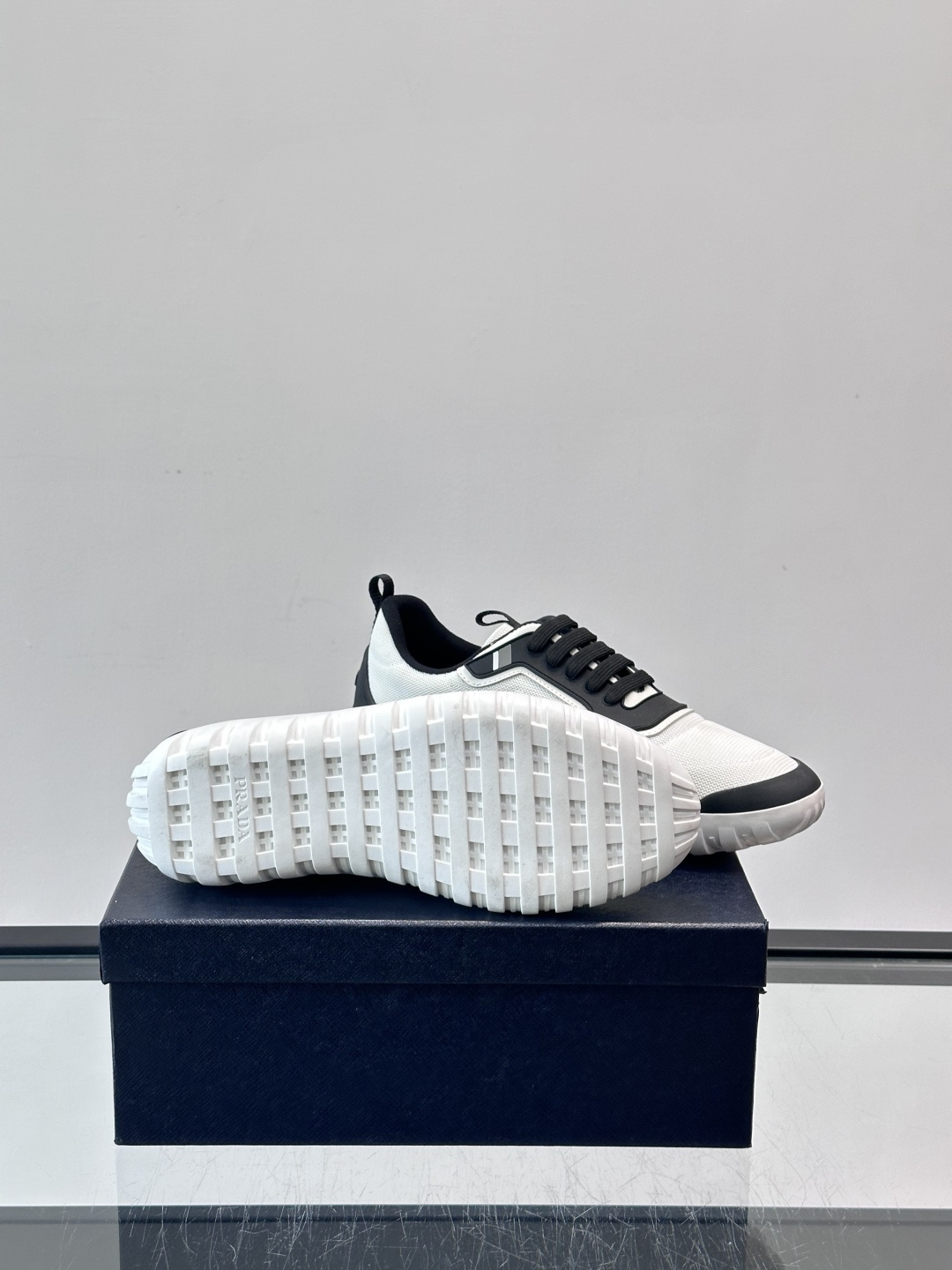 Prada男士运动鞋。简约又时尚，鞋面是透气网布。舒适又耐穿。锯齿状橡胶鞋底，抓地力和耐磨性都很棒，日常