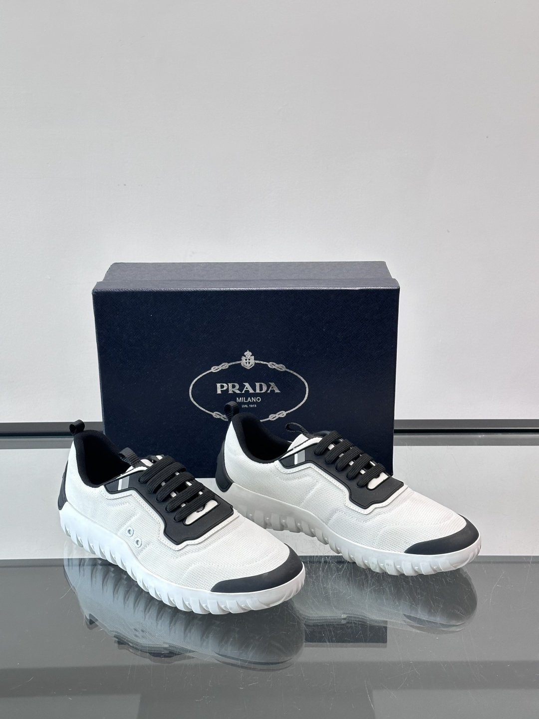 Prada男士运动鞋。简约又时尚，鞋面是透气网布。舒适又耐穿。锯齿状橡胶鞋底，抓地力和耐磨性都很棒，日常