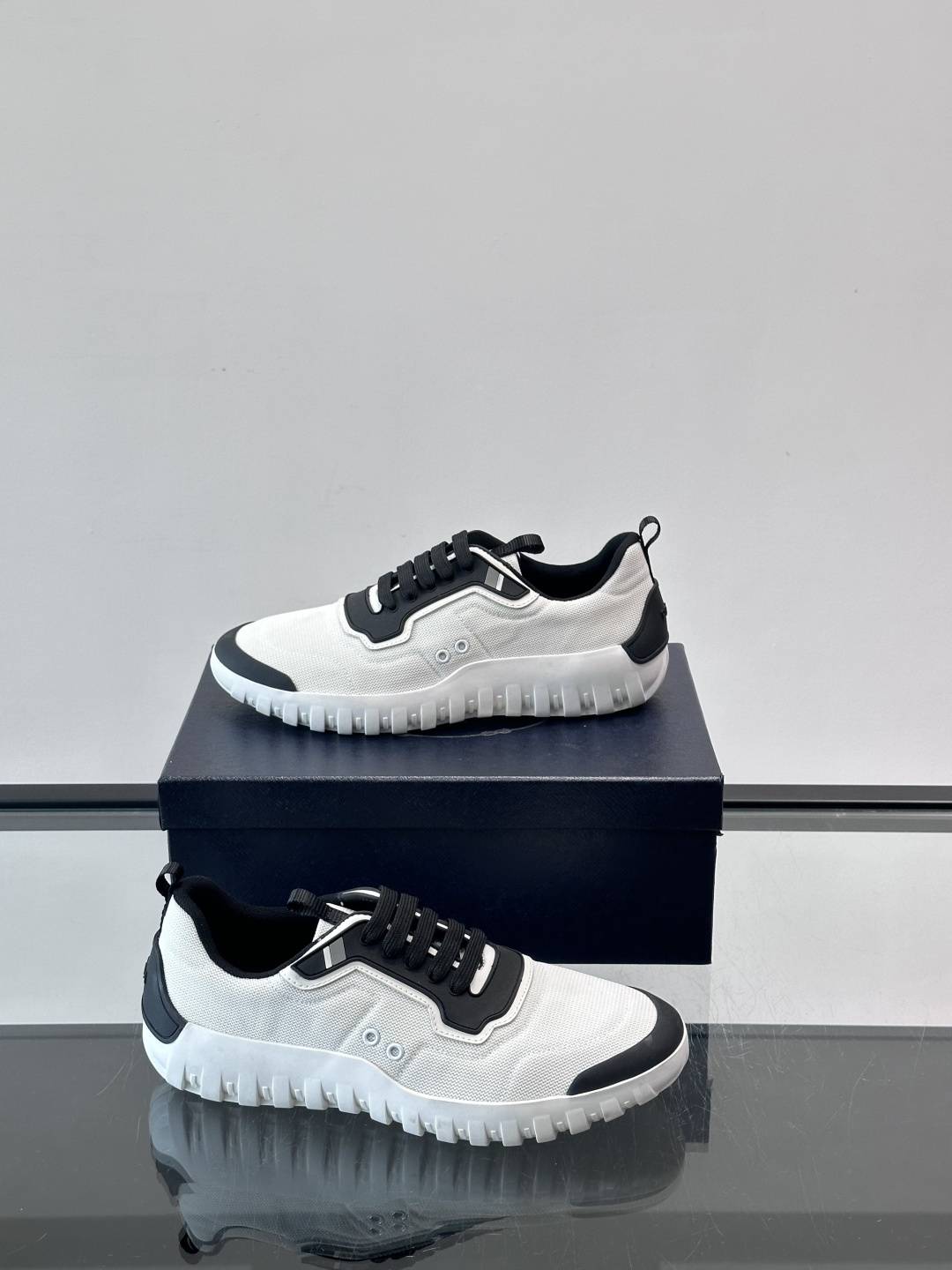 Prada男士运动鞋。简约又时尚，鞋面是透气网布。舒适又耐穿。锯齿状橡胶鞋底，抓地力和耐磨性都很棒，日常