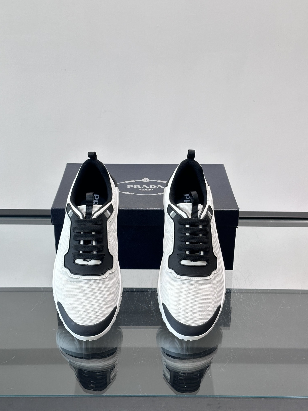 Prada男士运动鞋。简约又时尚，鞋面是透气网布。舒适又耐穿。锯齿状橡胶鞋底，抓地力和耐磨性都很棒，日常