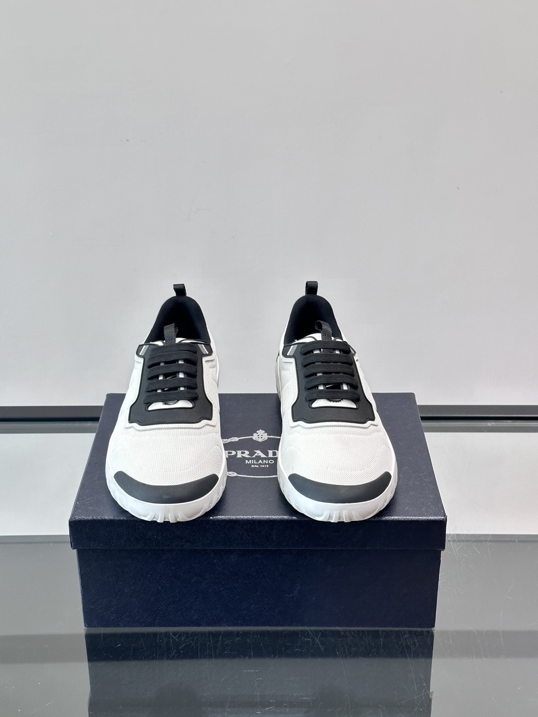 Prada男士运动鞋。简约又时尚，鞋面是透气网布。舒适又耐穿。锯齿状橡胶鞋底，抓地力和耐磨性都很棒，日常