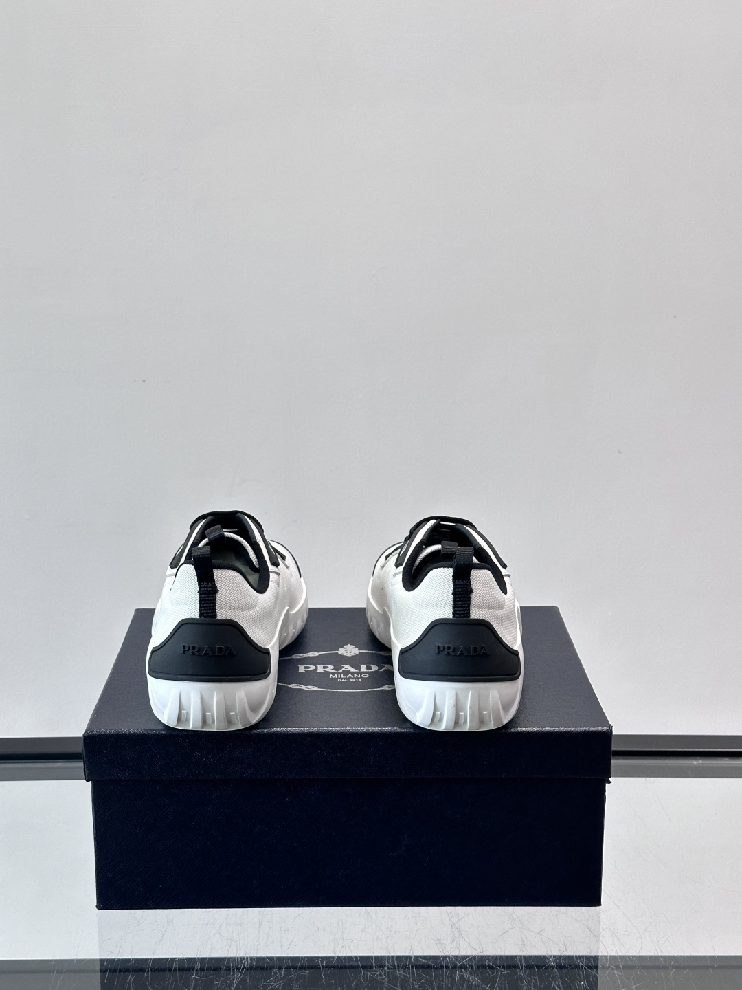 Prada男士运动鞋。简约又时尚，鞋面是透气网布。舒适又耐穿。锯齿状橡胶鞋底，抓地力和耐磨性都很棒，日常