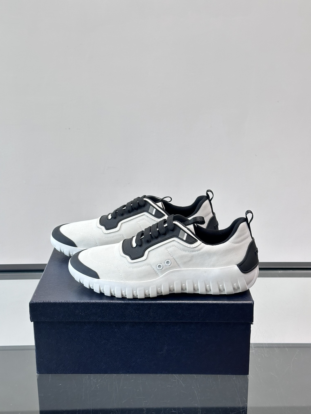 Prada男士运动鞋。简约又时尚，鞋面是透气网布。舒适又耐穿。锯齿状橡胶鞋底，抓地力和耐磨性都很棒，日常