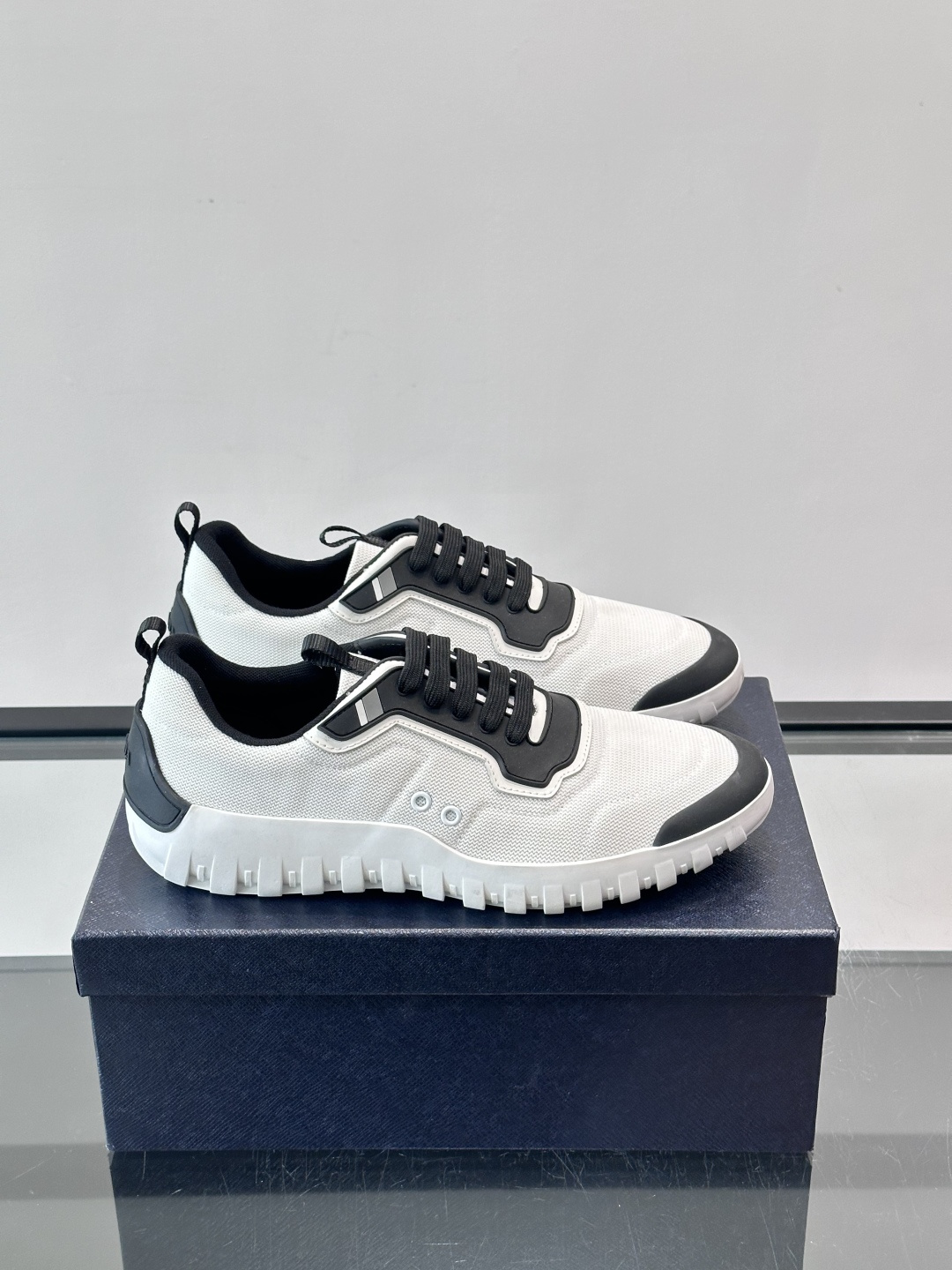 Prada男士运动鞋。简约又时尚，鞋面是透气网布。舒适又耐穿。锯齿状橡胶鞋底，抓地力和耐磨性都很棒，日常