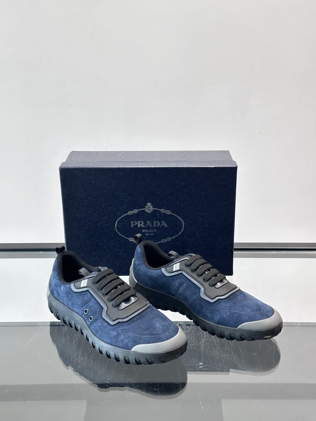 Prada男士运动鞋。简约又时尚，鞋面是反绒牛皮。舒适又耐穿。锯齿状橡胶鞋底，抓地力和耐磨性都很棒，日常