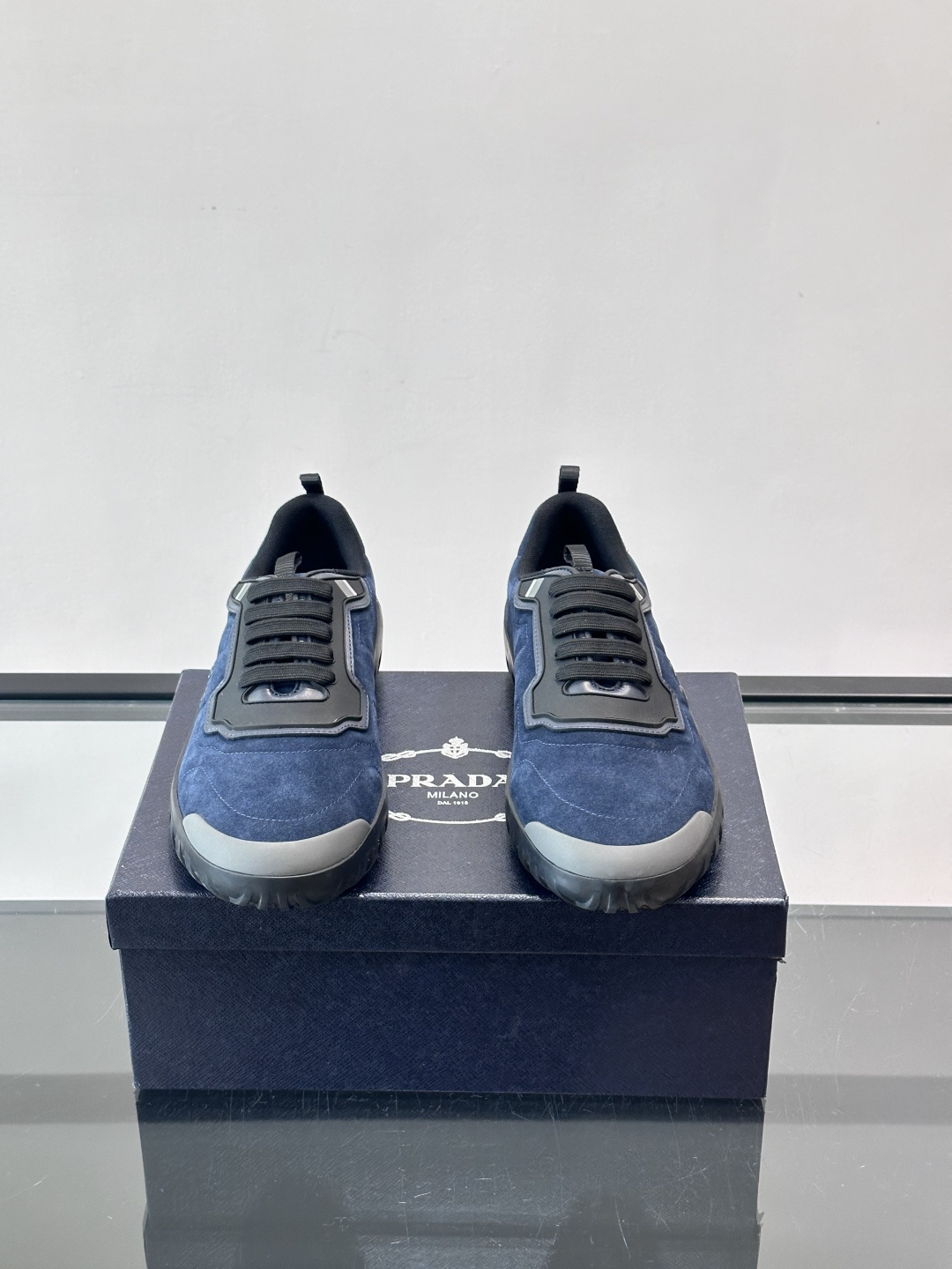 Prada男士运动鞋。简约又时尚，鞋面是反绒牛皮。舒适又耐穿。锯齿状橡胶鞋底，抓地力和耐磨性都很棒，日常