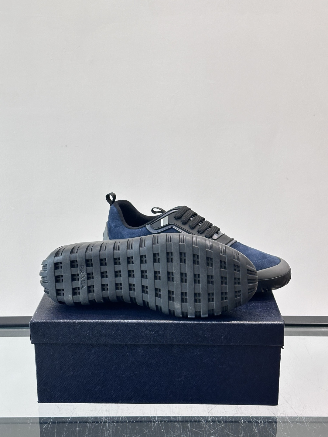 Prada男士运动鞋。简约又时尚，鞋面是反绒牛皮。舒适又耐穿。锯齿状橡胶鞋底，抓地力和耐磨性都很棒，日常