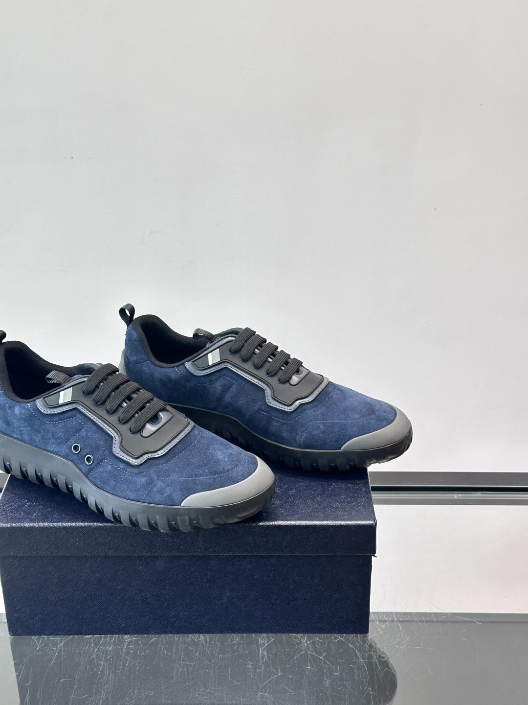 Prada男士运动鞋。简约又时尚，鞋面是反绒牛皮。舒适又耐穿。锯齿状橡胶鞋底，抓地力和耐磨性都很棒，日常