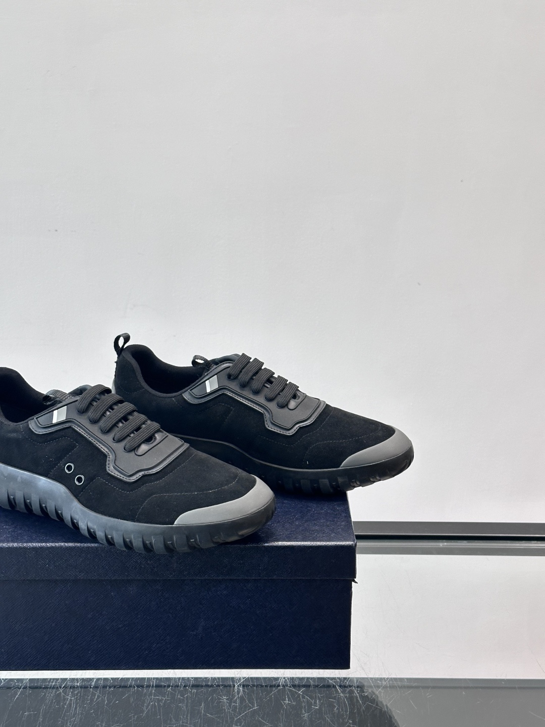 Prada男士运动鞋。简约又时尚，鞋面是反绒牛皮。舒适又耐穿。锯齿状橡胶鞋底，抓地力和耐磨性都很棒，日常