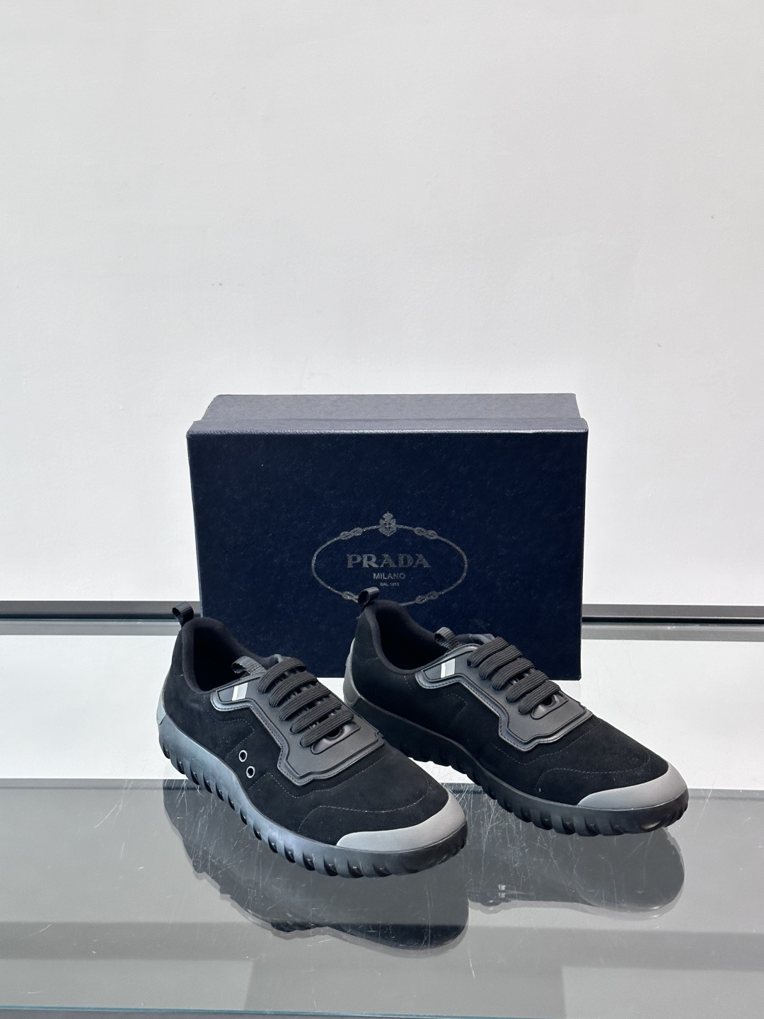 Prada男士运动鞋。简约又时尚，鞋面是反绒牛皮。舒适又耐穿。锯齿状橡胶鞋底，抓地力和耐磨性都很棒，日常