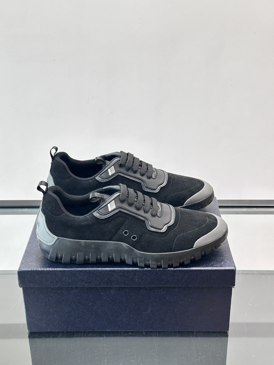 Prada男士运动鞋。简约又时尚，鞋面是反绒牛皮。舒适又耐穿。锯齿状橡胶鞋底，抓地力和耐磨性都很棒，日常