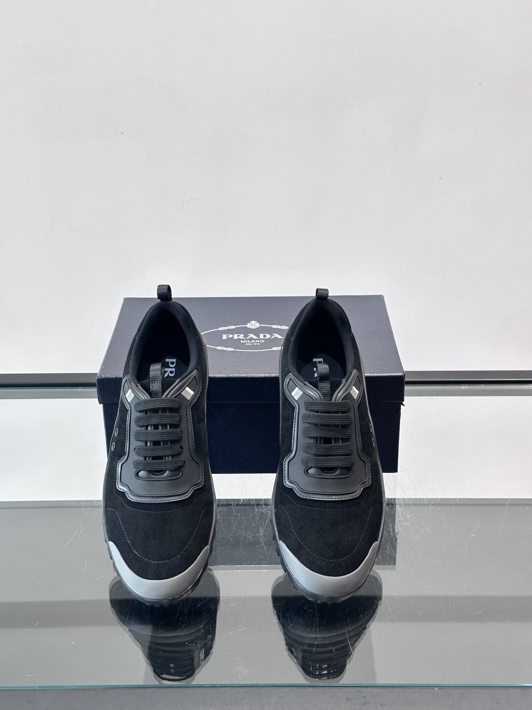 Prada男士运动鞋。简约又时尚，鞋面是反绒牛皮。舒适又耐穿。锯齿状橡胶鞋底，抓地力和耐磨性都很棒，日常