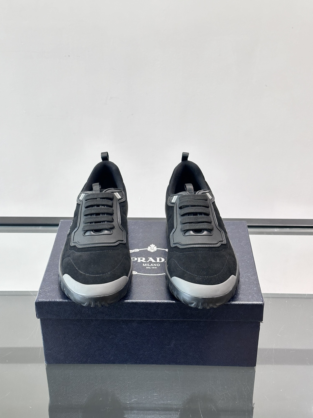 Prada男士运动鞋。简约又时尚，鞋面是反绒牛皮。舒适又耐穿。锯齿状橡胶鞋底，抓地力和耐磨性都很棒，日常