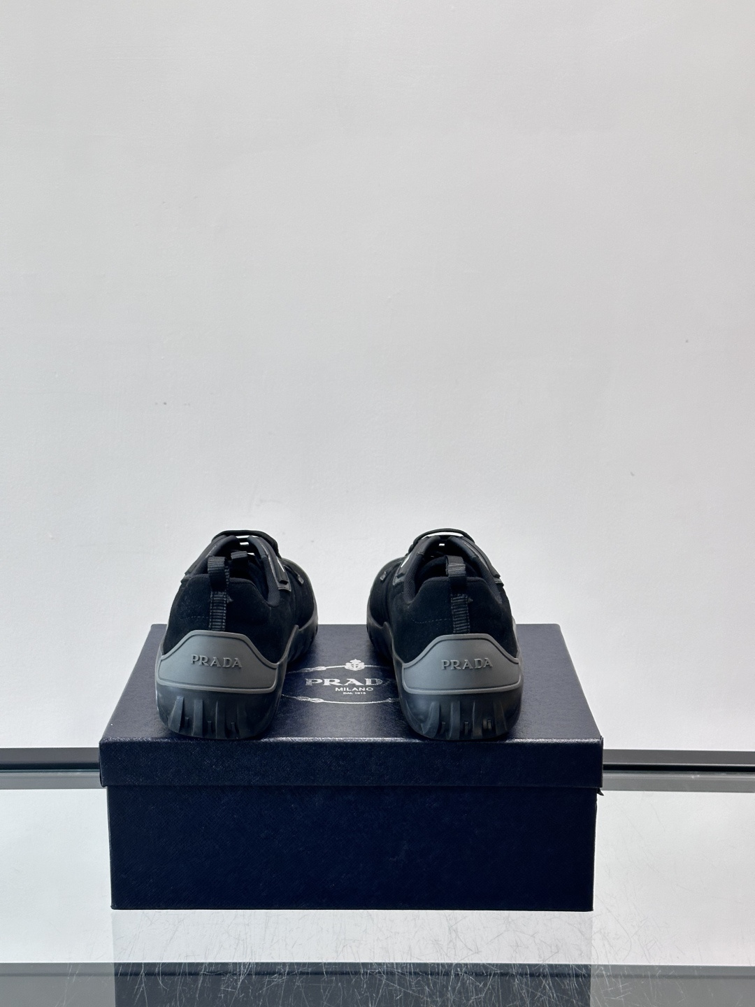 Prada男士运动鞋。简约又时尚，鞋面是反绒牛皮。舒适又耐穿。锯齿状橡胶鞋底，抓地力和耐磨性都很棒，日常
