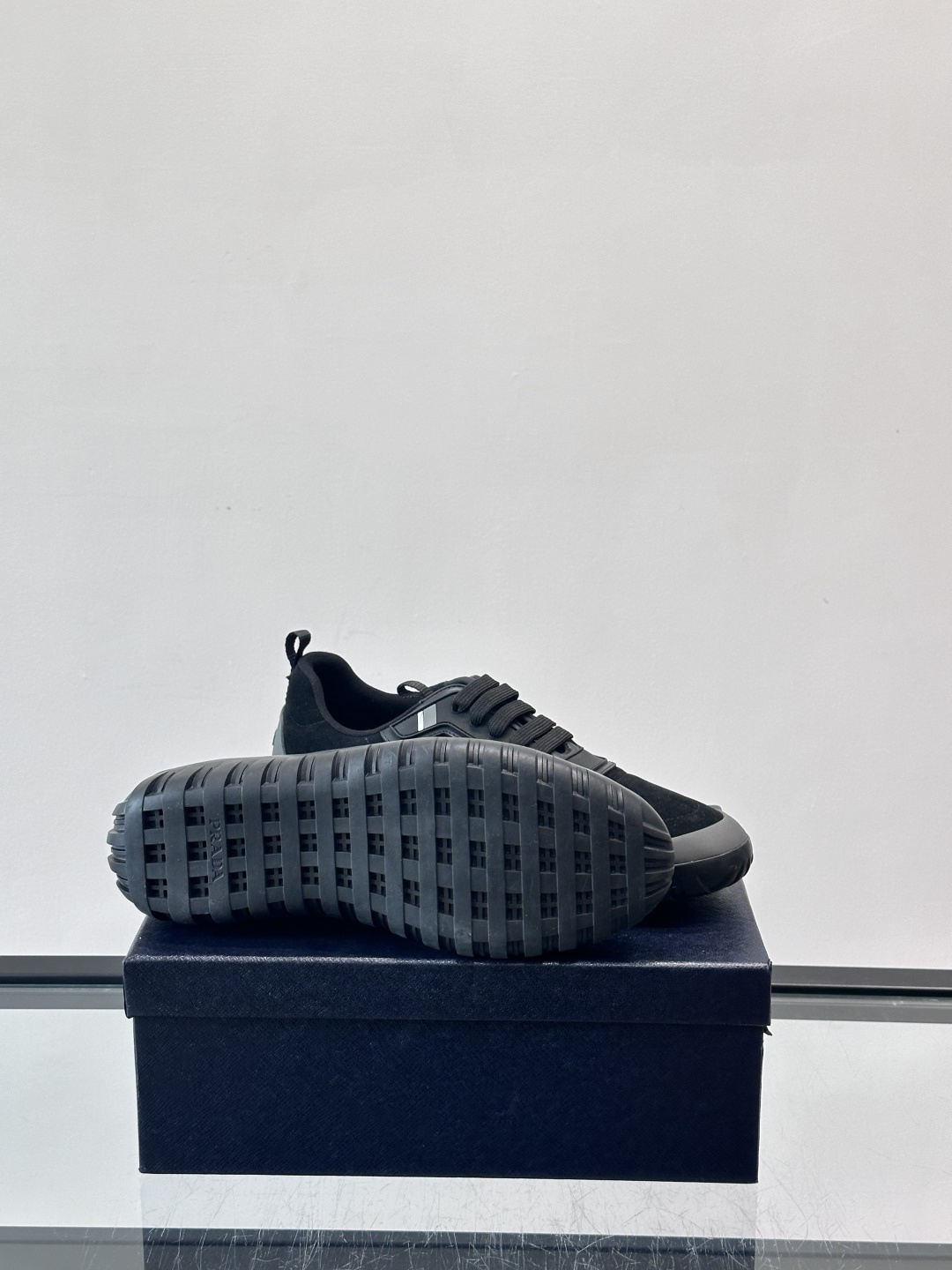 Prada男士运动鞋。简约又时尚，鞋面是反绒牛皮。舒适又耐穿。锯齿状橡胶鞋底，抓地力和耐磨性都很棒，日常