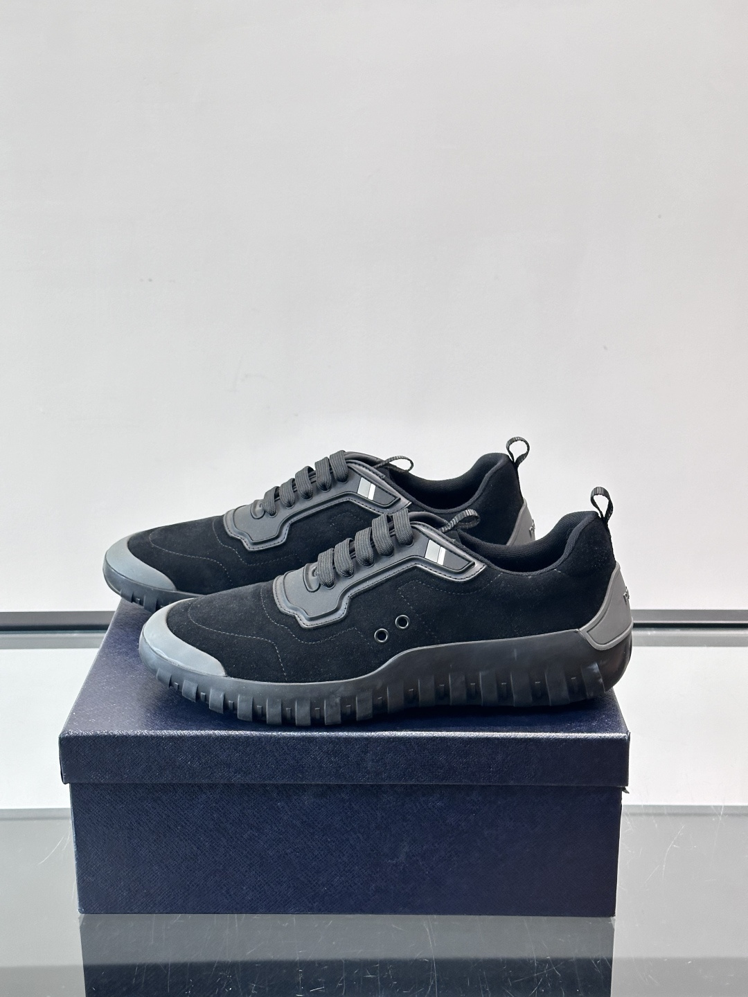 Prada男士运动鞋。简约又时尚，鞋面是反绒牛皮。舒适又耐穿。锯齿状橡胶鞋底，抓地力和耐磨性都很棒，日常