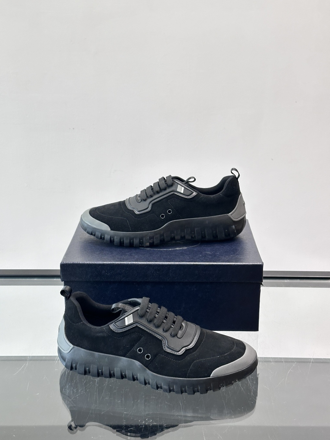 Prada男士运动鞋。简约又时尚，鞋面是反绒牛皮。舒适又耐穿。锯齿状橡胶鞋底，抓地力和耐磨性都很棒，日常