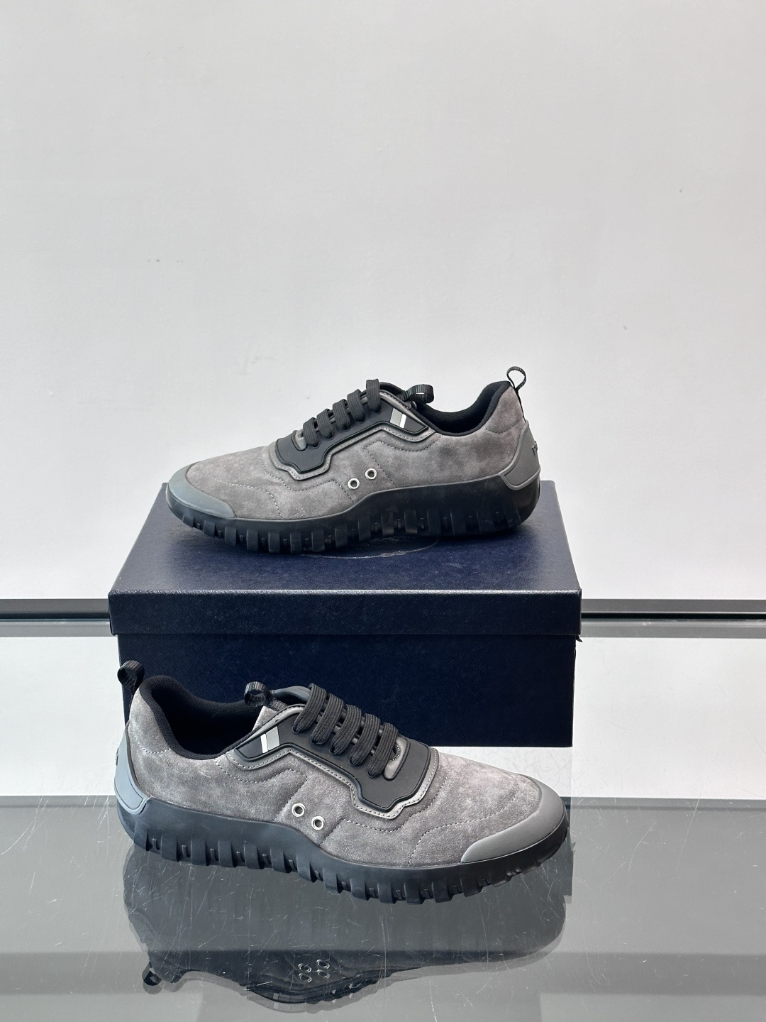 Prada男士运动鞋。简约又时尚，鞋面是反绒牛皮。舒适又耐穿。锯齿状橡胶鞋底，抓地力和耐磨性都很棒，日常