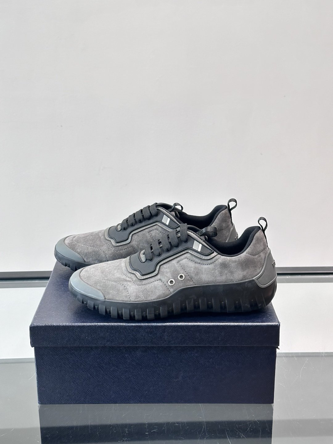 Prada男士运动鞋。简约又时尚，鞋面是反绒牛皮。舒适又耐穿。锯齿状橡胶鞋底，抓地力和耐磨性都很棒，日常