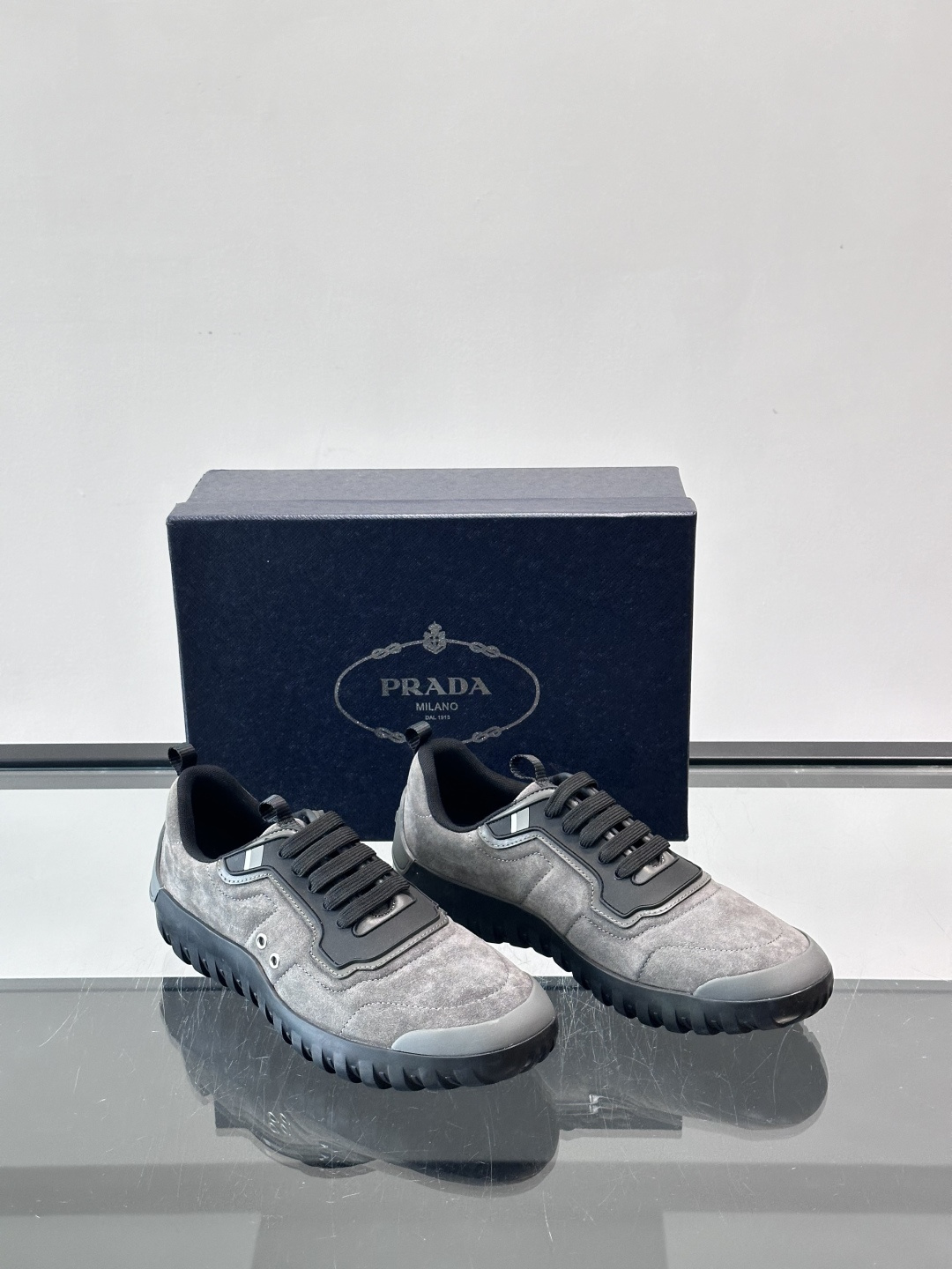 Prada男士运动鞋。简约又时尚，鞋面是反绒牛皮。舒适又耐穿。锯齿状橡胶鞋底，抓地力和耐磨性都很棒，日常