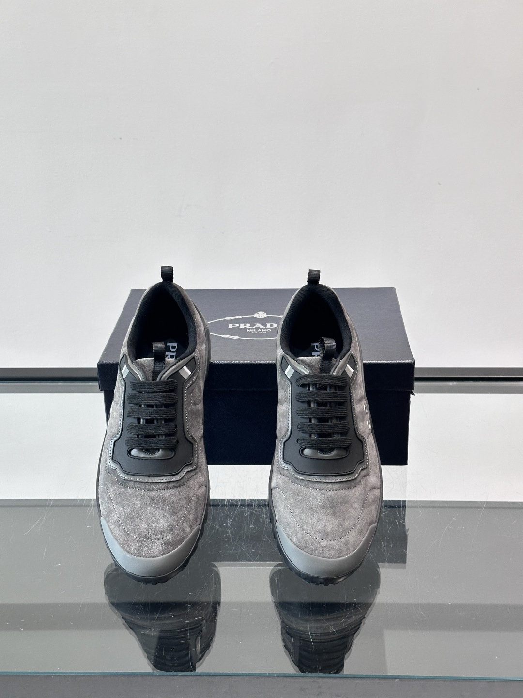 Prada男士运动鞋。简约又时尚，鞋面是反绒牛皮。舒适又耐穿。锯齿状橡胶鞋底，抓地力和耐磨性都很棒，日常