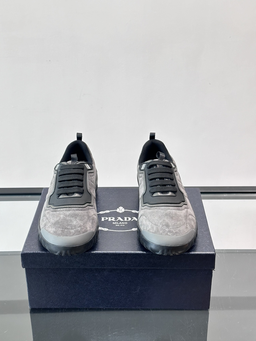Prada男士运动鞋。简约又时尚，鞋面是反绒牛皮。舒适又耐穿。锯齿状橡胶鞋底，抓地力和耐磨性都很棒，日常