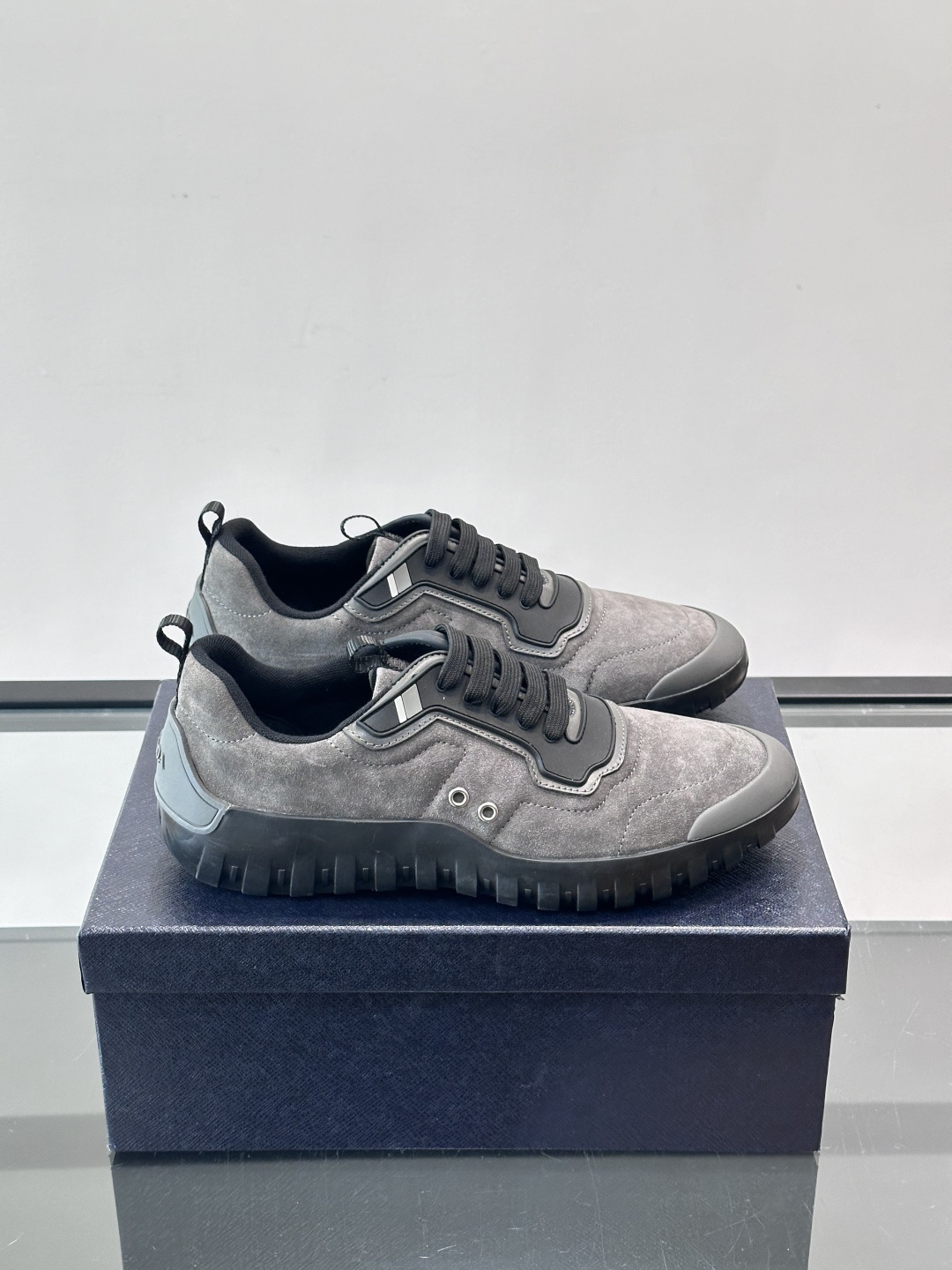 Prada男士运动鞋。简约又时尚，鞋面是反绒牛皮。舒适又耐穿。锯齿状橡胶鞋底，抓地力和耐磨性都很棒，日常