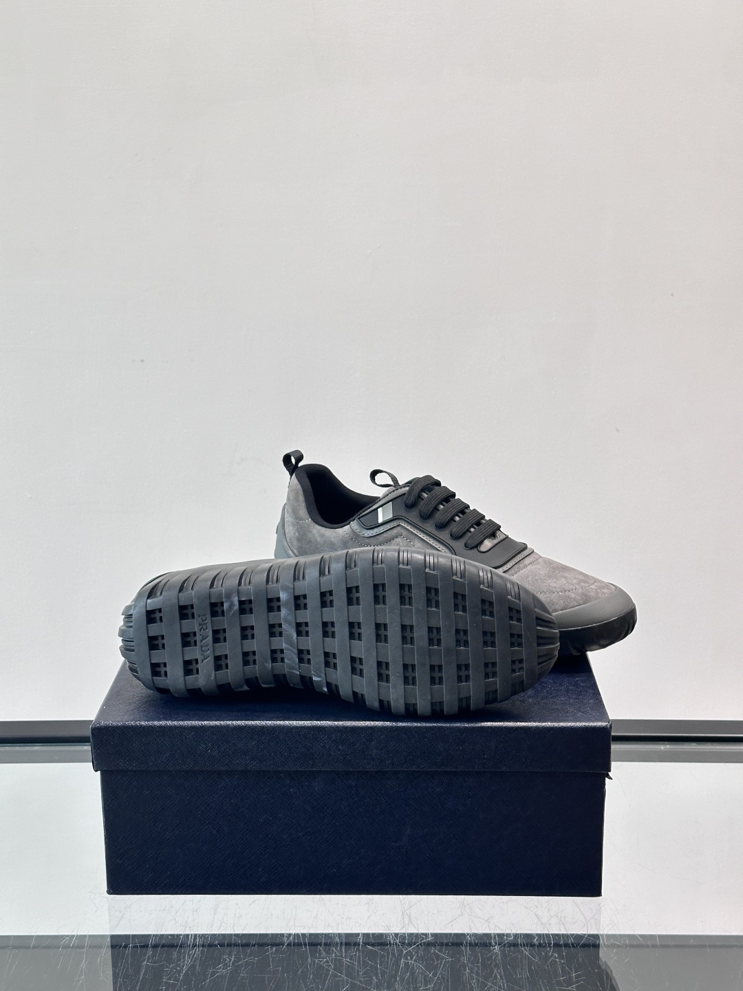 Prada男士运动鞋。简约又时尚，鞋面是反绒牛皮。舒适又耐穿。锯齿状橡胶鞋底，抓地力和耐磨性都很棒，日常