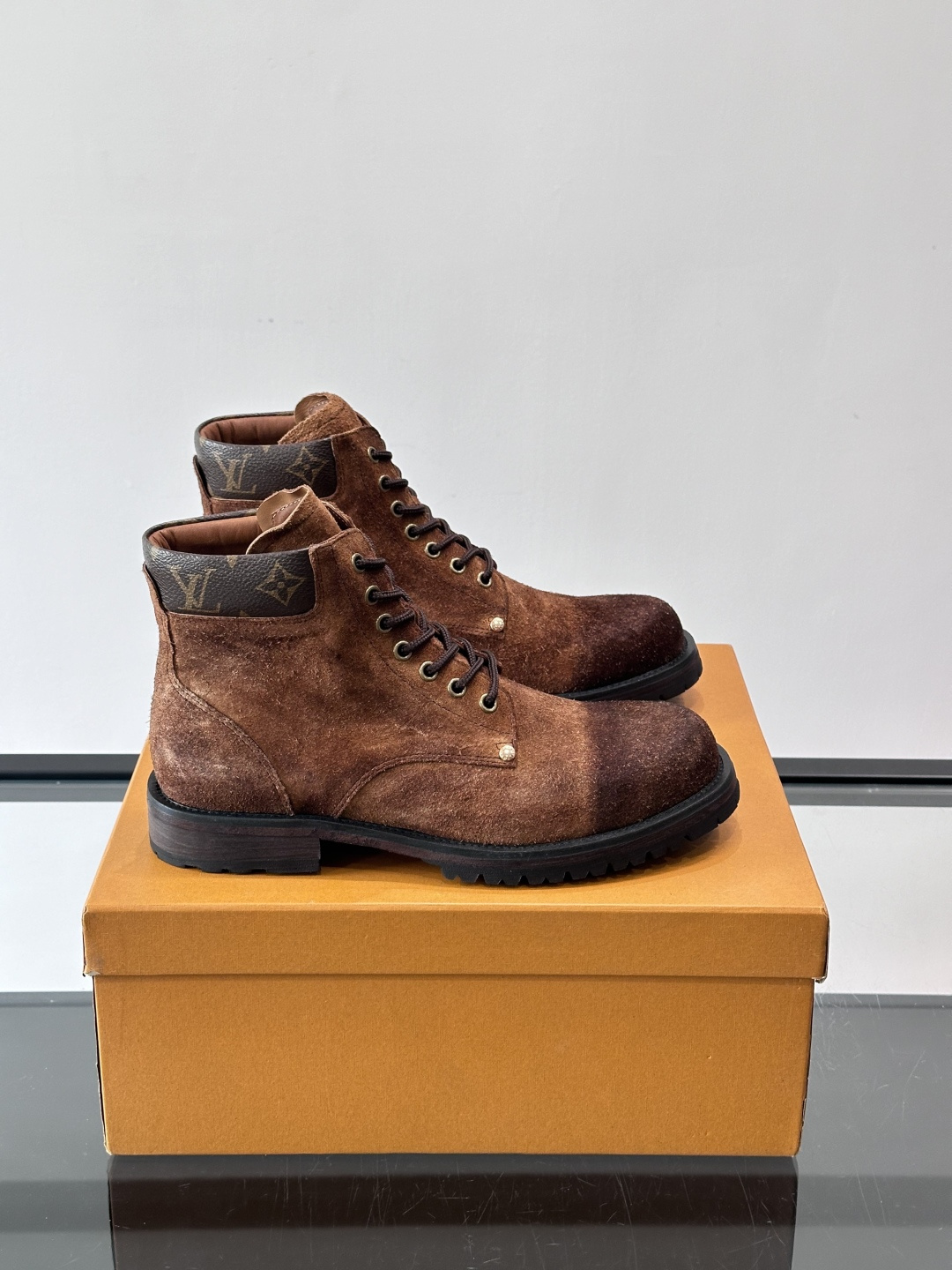 LV 男士秋冬工装靴👍，鞋面采用牛皮+经典Monogram内衬，低调又有辨识度。橡胶鞋底耐磨防滑，金属鞋