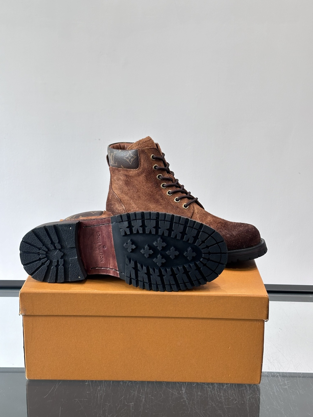 LV 男士秋冬工装靴👍，鞋面采用牛皮+经典Monogram内衬，低调又有辨识度。橡胶鞋底耐磨防滑，金属鞋