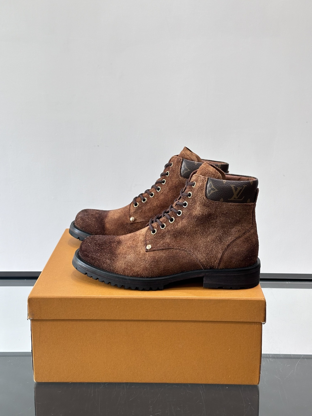 LV 男士秋冬工装靴👍，鞋面采用牛皮+经典Monogram内衬，低调又有辨识度。橡胶鞋底耐磨防滑，金属鞋