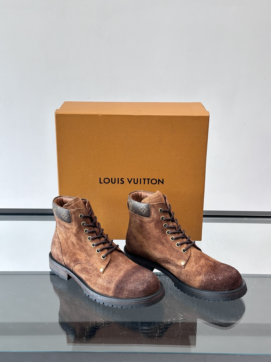 LV 男士秋冬工装靴👍，鞋面采用牛皮+经典Monogram内衬，低调又有辨识度。橡胶鞋底耐磨防滑，金属鞋