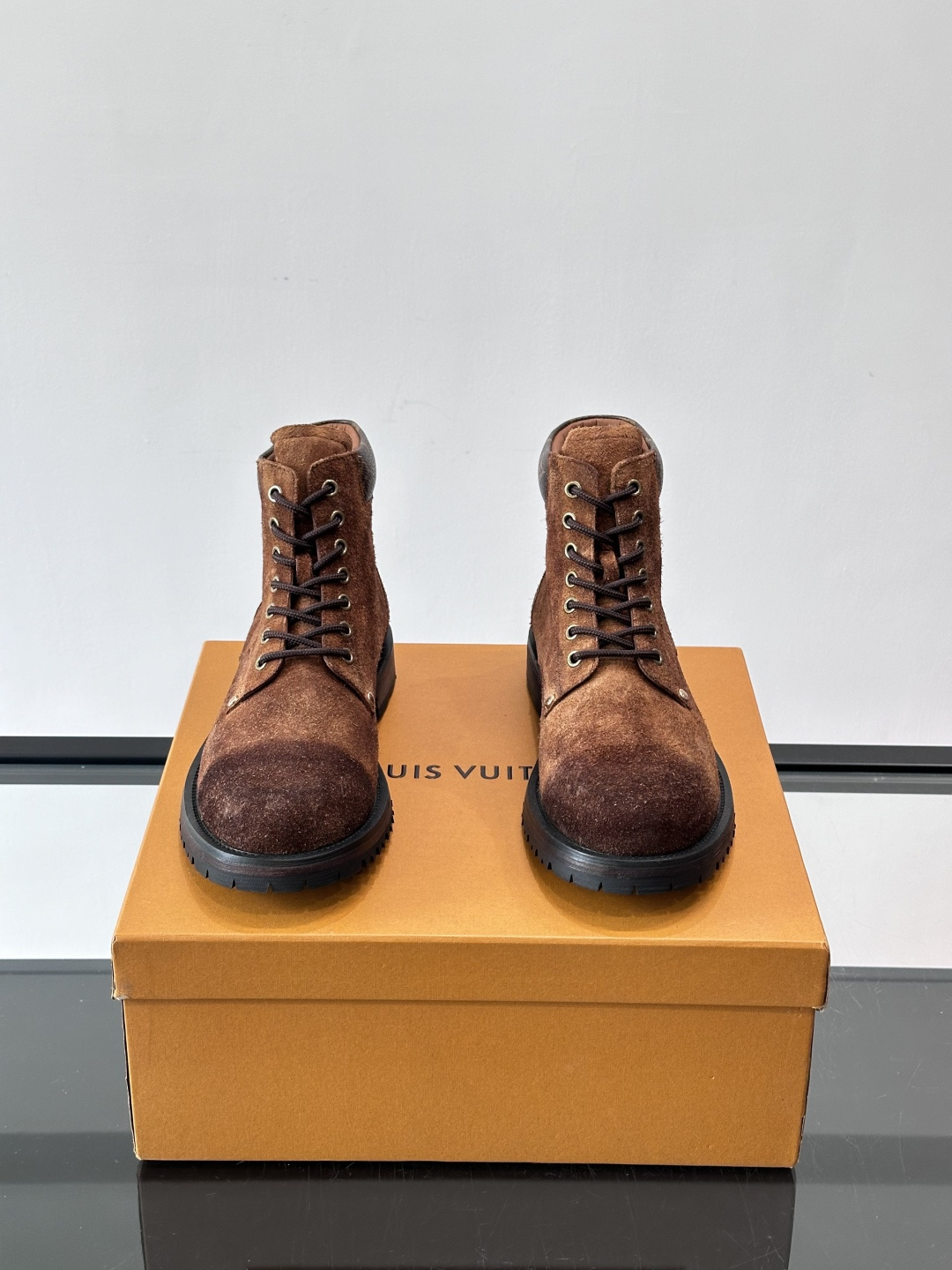 LV 男士秋冬工装靴👍，鞋面采用牛皮+经典Monogram内衬，低调又有辨识度。橡胶鞋底耐磨防滑，金属鞋