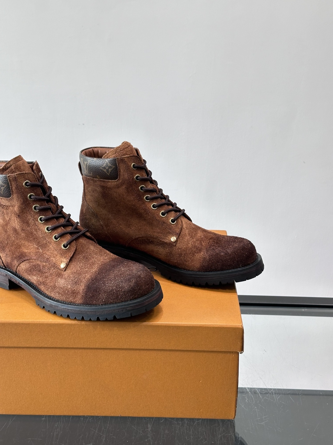 LV 男士秋冬工装靴👍，鞋面采用牛皮+经典Monogram内衬，低调又有辨识度。橡胶鞋底耐磨防滑，金属鞋