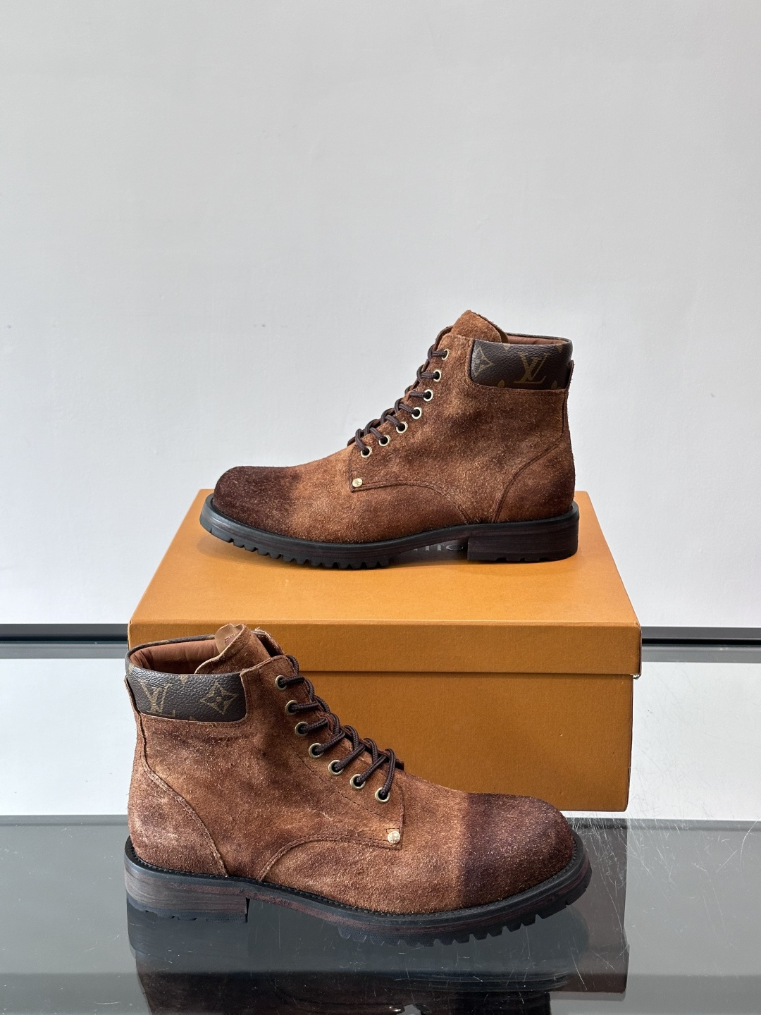 LV 男士秋冬工装靴👍，鞋面采用牛皮+经典Monogram内衬，低调又有辨识度。橡胶鞋底耐磨防滑，金属鞋