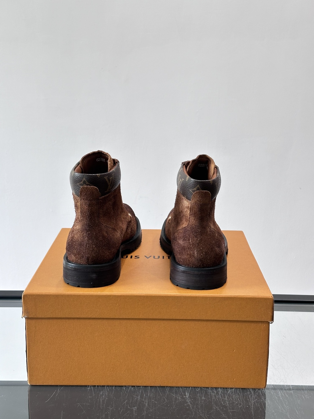 LV 男士秋冬工装靴👍，鞋面采用牛皮+经典Monogram内衬，低调又有辨识度。橡胶鞋底耐磨防滑，金属鞋