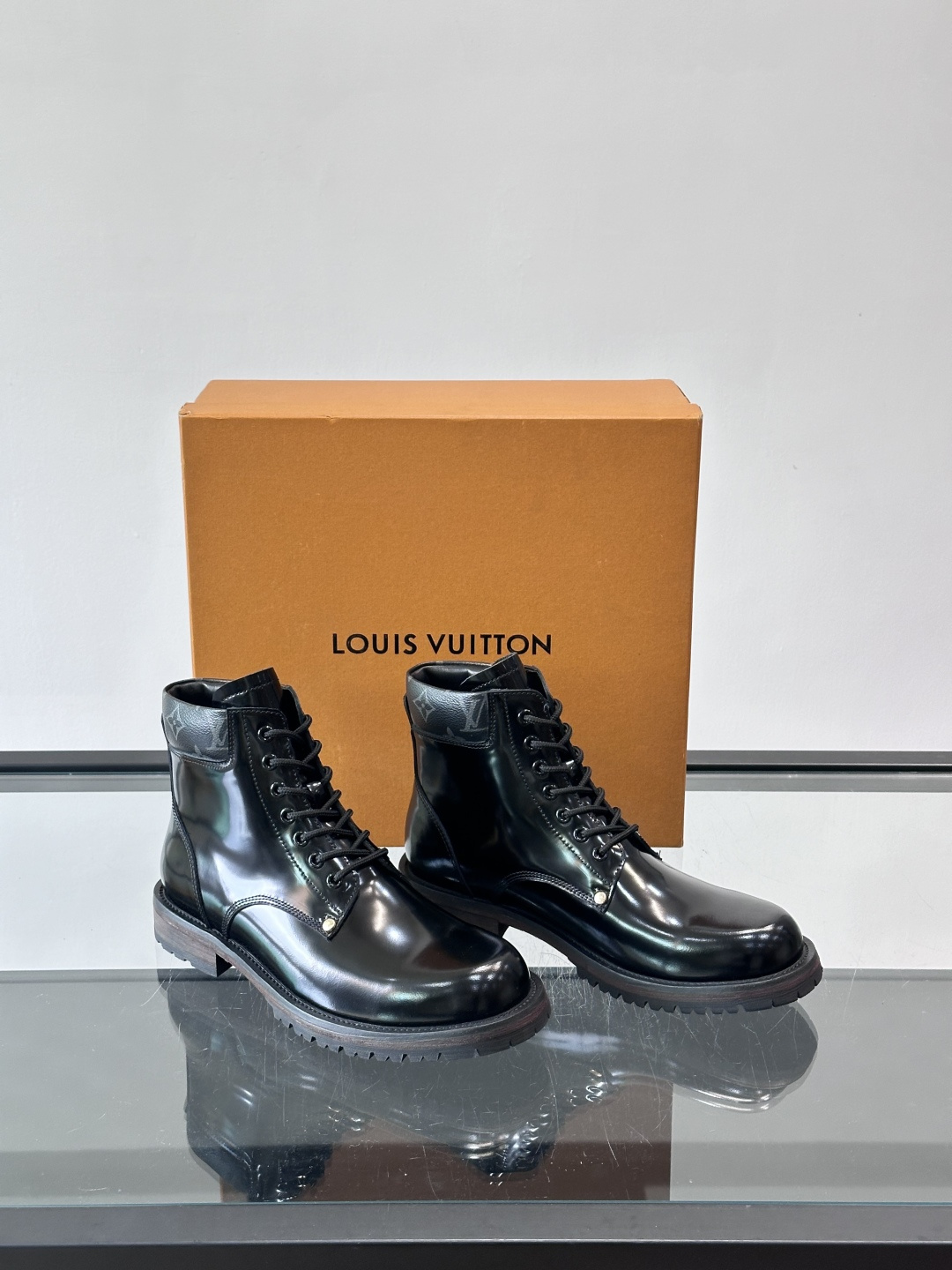 LV 男士秋冬工装靴👍，鞋面采用牛皮+经典Monogram内衬，低调又有辨识度。橡胶鞋底耐磨防滑，金属鞋