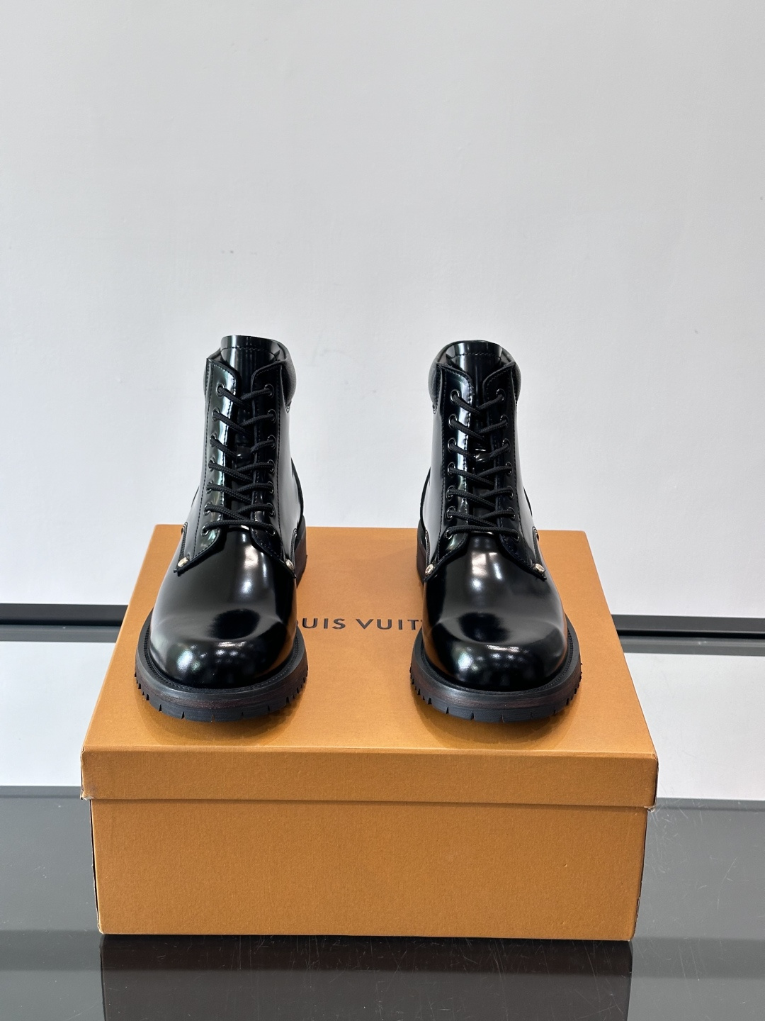 LV 男士秋冬工装靴👍，鞋面采用牛皮+经典Monogram内衬，低调又有辨识度。橡胶鞋底耐磨防滑，金属鞋