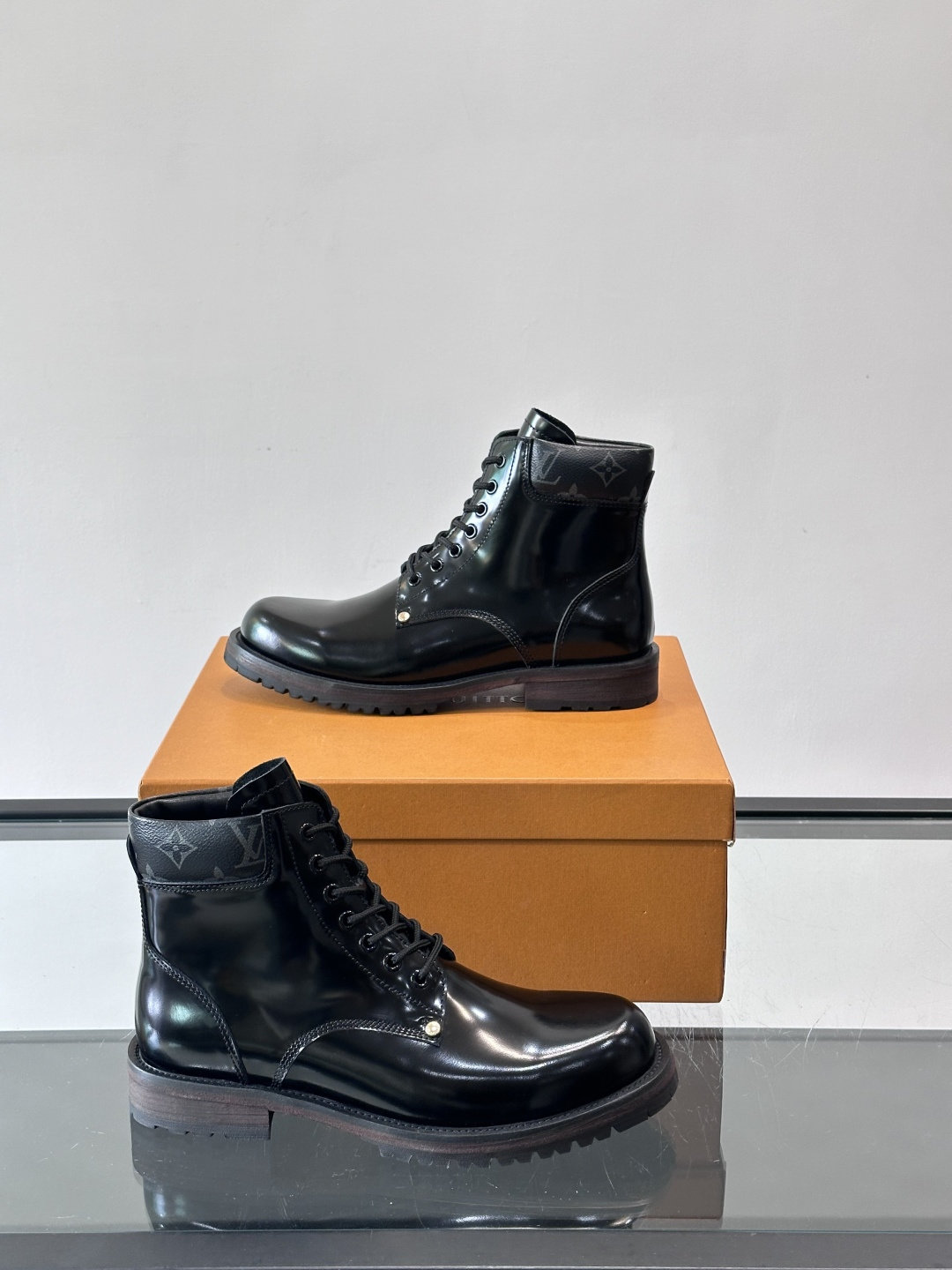 LV 男士秋冬工装靴👍，鞋面采用牛皮+经典Monogram内衬，低调又有辨识度。橡胶鞋底耐磨防滑，金属鞋