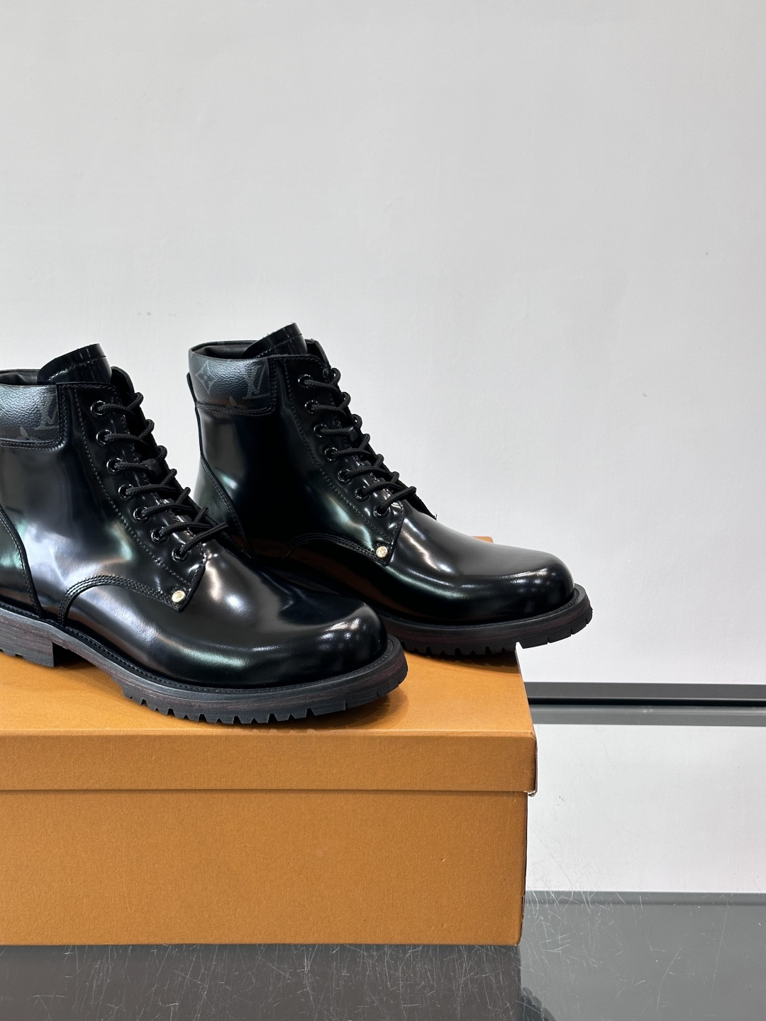 LV 男士秋冬工装靴👍，鞋面采用牛皮+经典Monogram内衬，低调又有辨识度。橡胶鞋底耐磨防滑，金属鞋