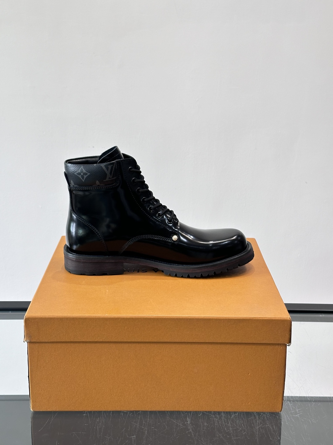 LV 男士秋冬工装靴👍，鞋面采用牛皮+经典Monogram内衬，低调又有辨识度。橡胶鞋底耐磨防滑，金属鞋