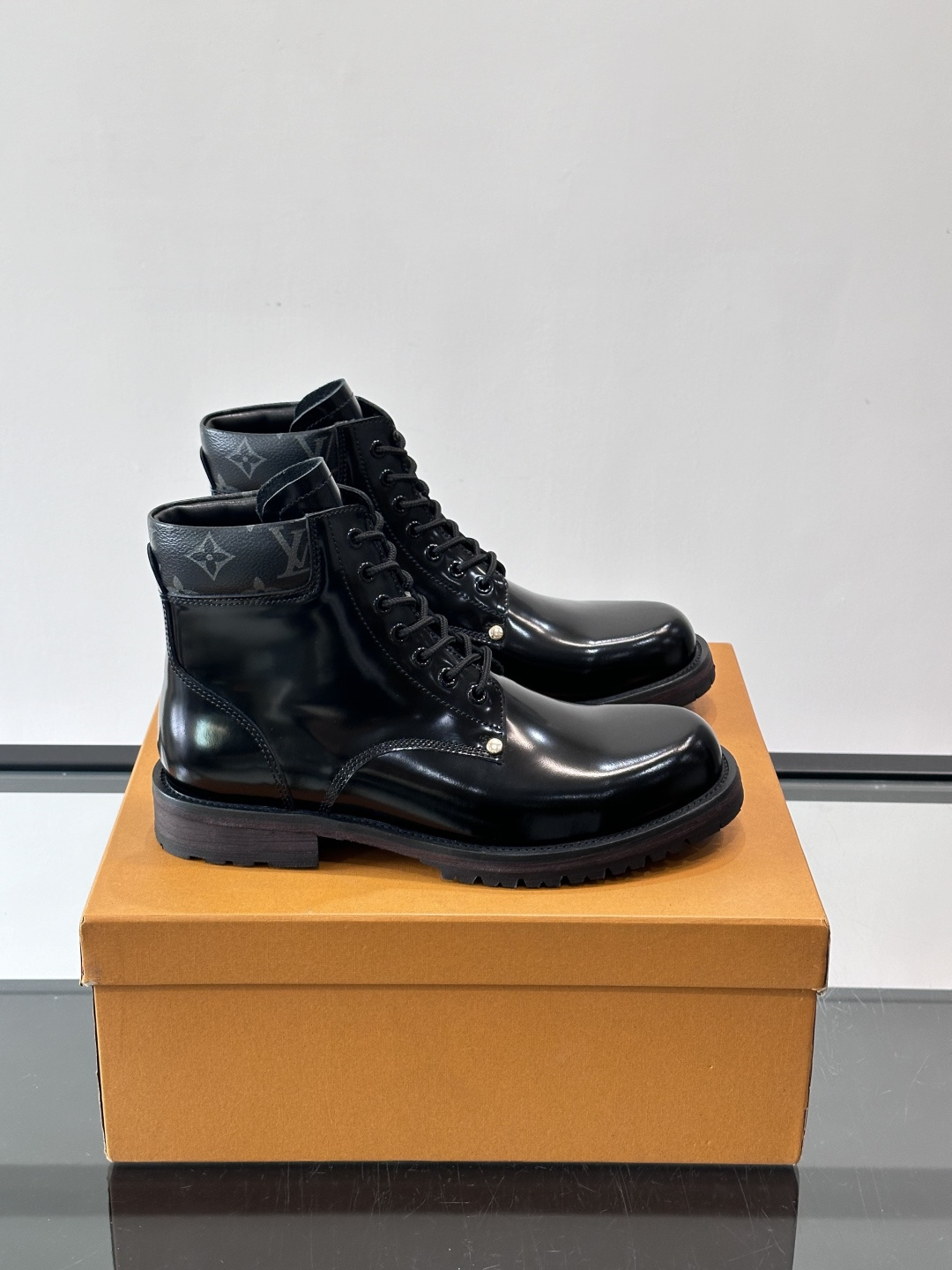LV 男士秋冬工装靴👍，鞋面采用牛皮+经典Monogram内衬，低调又有辨识度。橡胶鞋底耐磨防滑，金属鞋