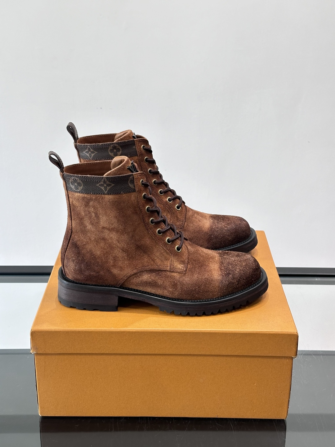 LV 男士秋冬工装靴👍，鞋面采用牛皮+经典Monogram内衬，低调又有辨识度。橡胶鞋底耐磨防滑，金属鞋