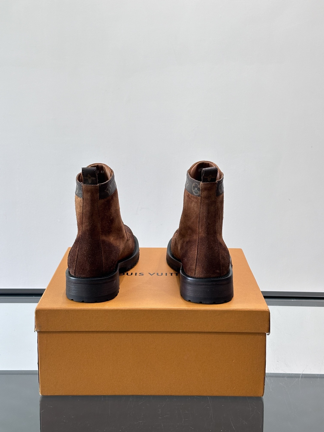 LV 男士秋冬工装靴👍，鞋面采用牛皮+经典Monogram内衬，低调又有辨识度。橡胶鞋底耐磨防滑，金属鞋