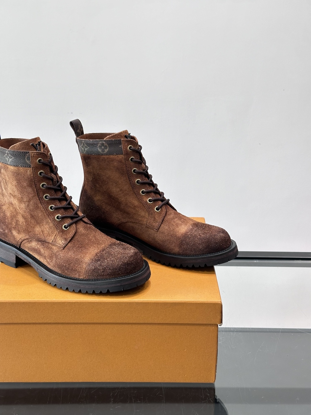 LV 男士秋冬工装靴👍，鞋面采用牛皮+经典Monogram内衬，低调又有辨识度。橡胶鞋底耐磨防滑，金属鞋