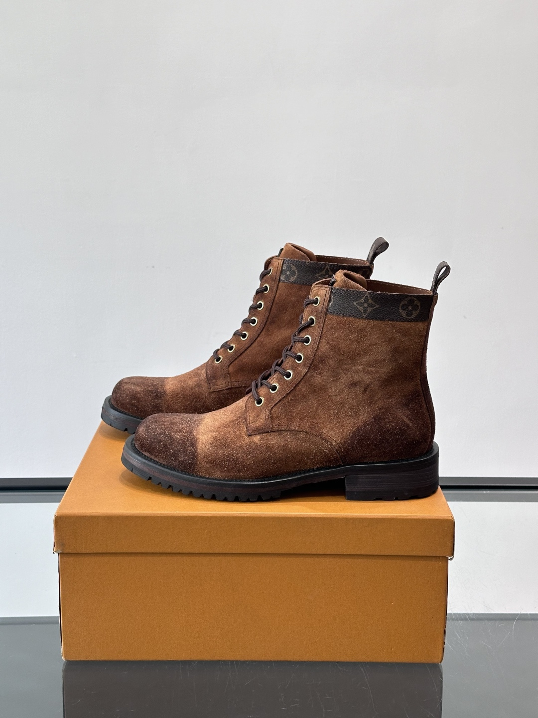 LV 男士秋冬工装靴👍，鞋面采用牛皮+经典Monogram内衬，低调又有辨识度。橡胶鞋底耐磨防滑，金属鞋