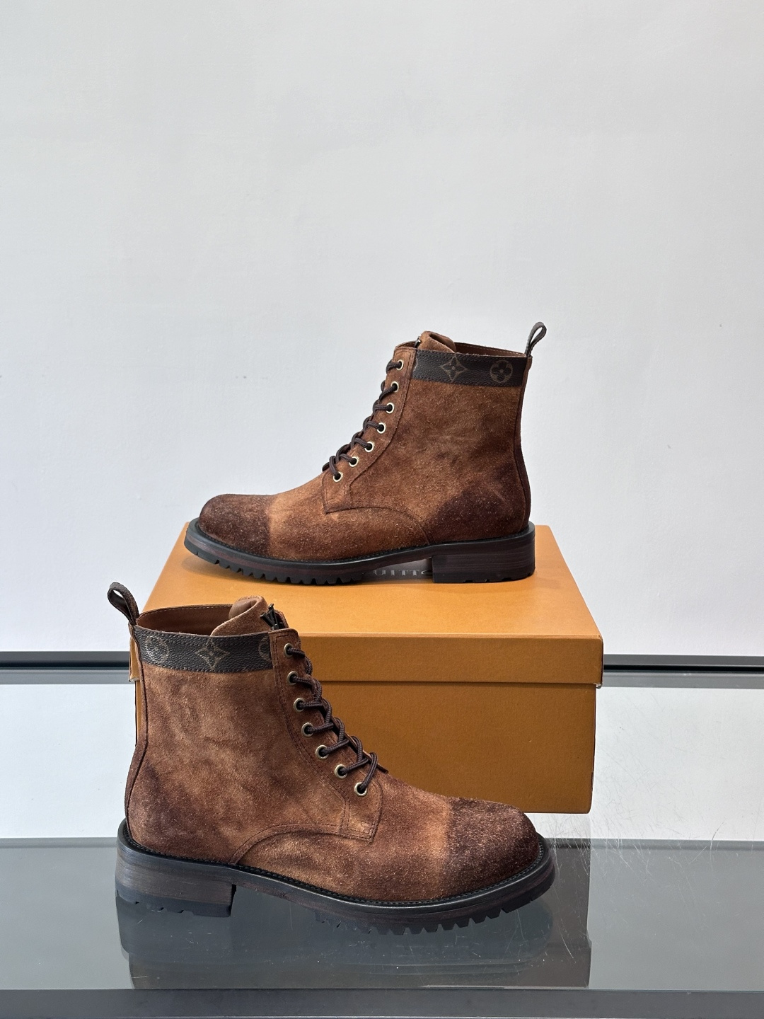 LV 男士秋冬工装靴👍，鞋面采用牛皮+经典Monogram内衬，低调又有辨识度。橡胶鞋底耐磨防滑，金属鞋