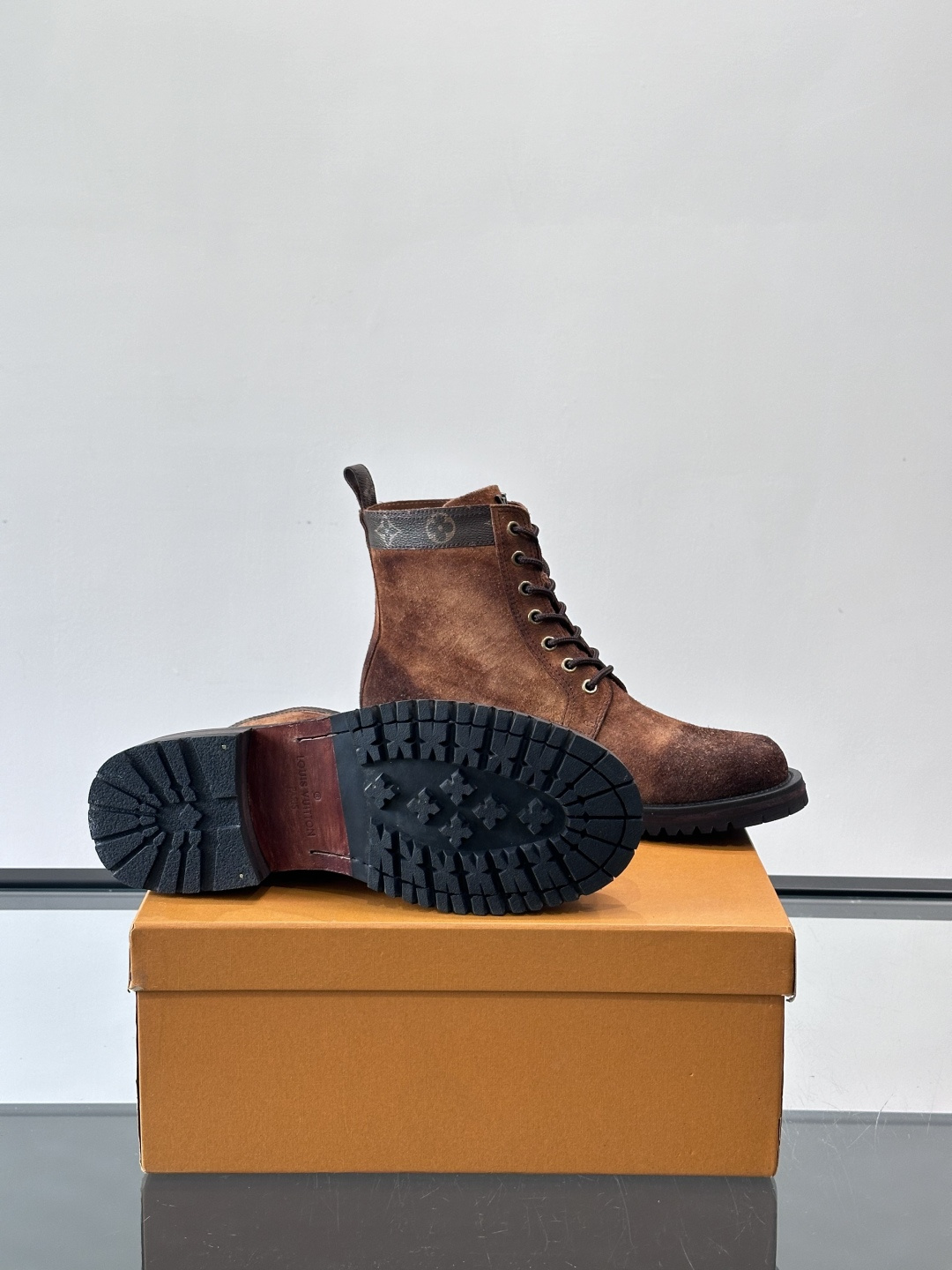 LV 男士秋冬工装靴👍，鞋面采用牛皮+经典Monogram内衬，低调又有辨识度。橡胶鞋底耐磨防滑，金属鞋