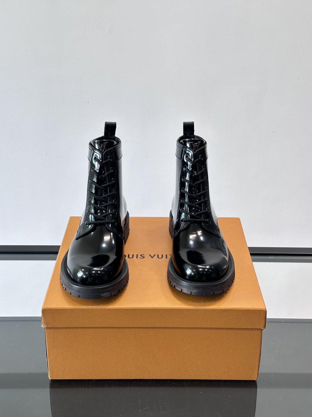 LV 男士秋冬工装靴👍，鞋面采用牛皮+经典Monogram内衬，低调又有辨识度。橡胶鞋底耐磨防滑，金属鞋
